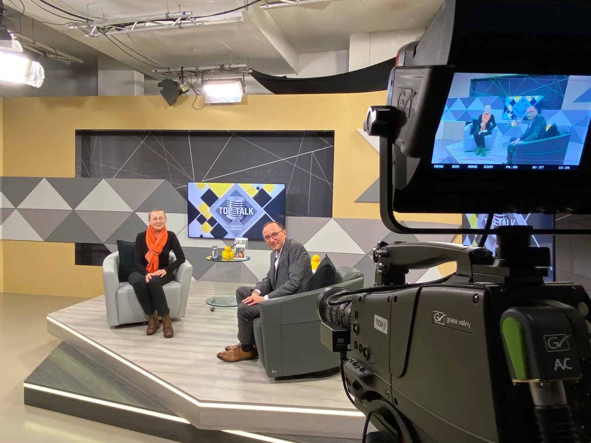 Roswitha Kuhn 2022 im «Lunchtalk» von Tele Top und Zürcher Oberland Medien AG. Roswitha Kuhn in einem TV-Studio